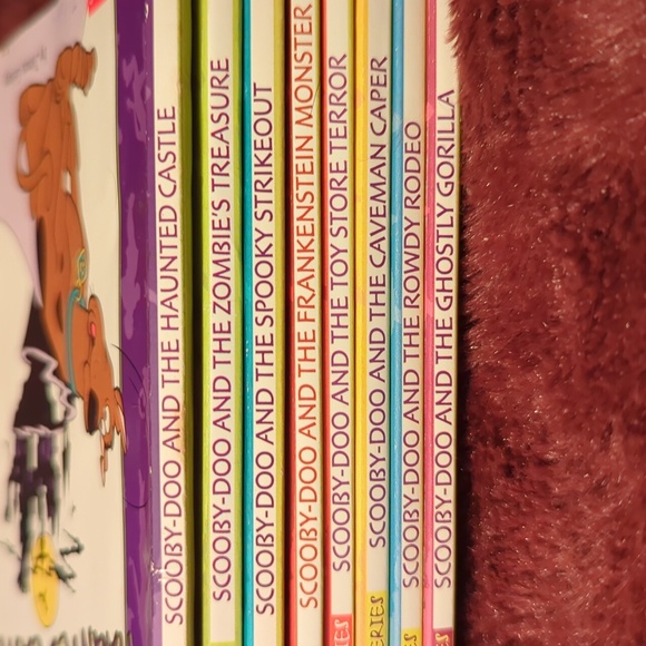Scooby-Doo! Book Bundle of 8 Mysteries Plus bonus book of Student World Records! - Picture 3 of 16